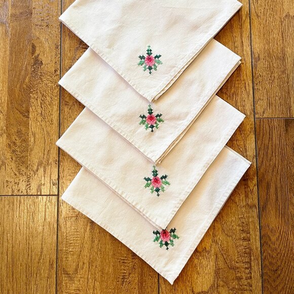 Lot of vintage linen embroidered napkins and tablecloths - Picture 6 of 16